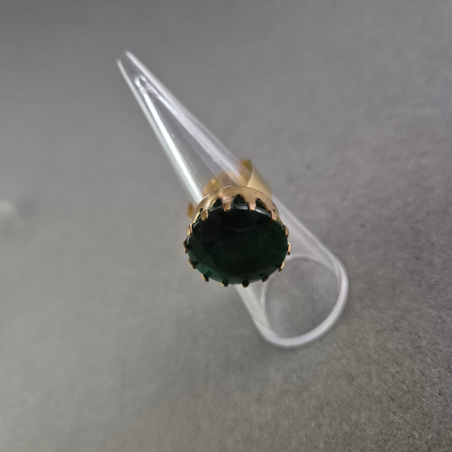 Auffälliger Vintage-Ring mit großem grünen Stein – Statement-Piece