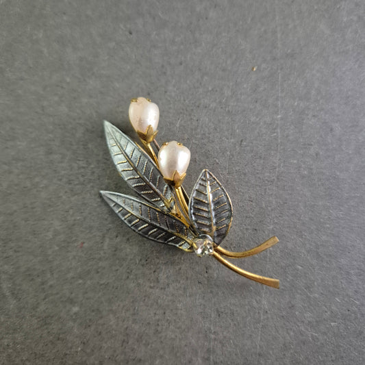 Elegante Brosche mit Blättermotiv und Perlen – Vintage-Floralschmuck