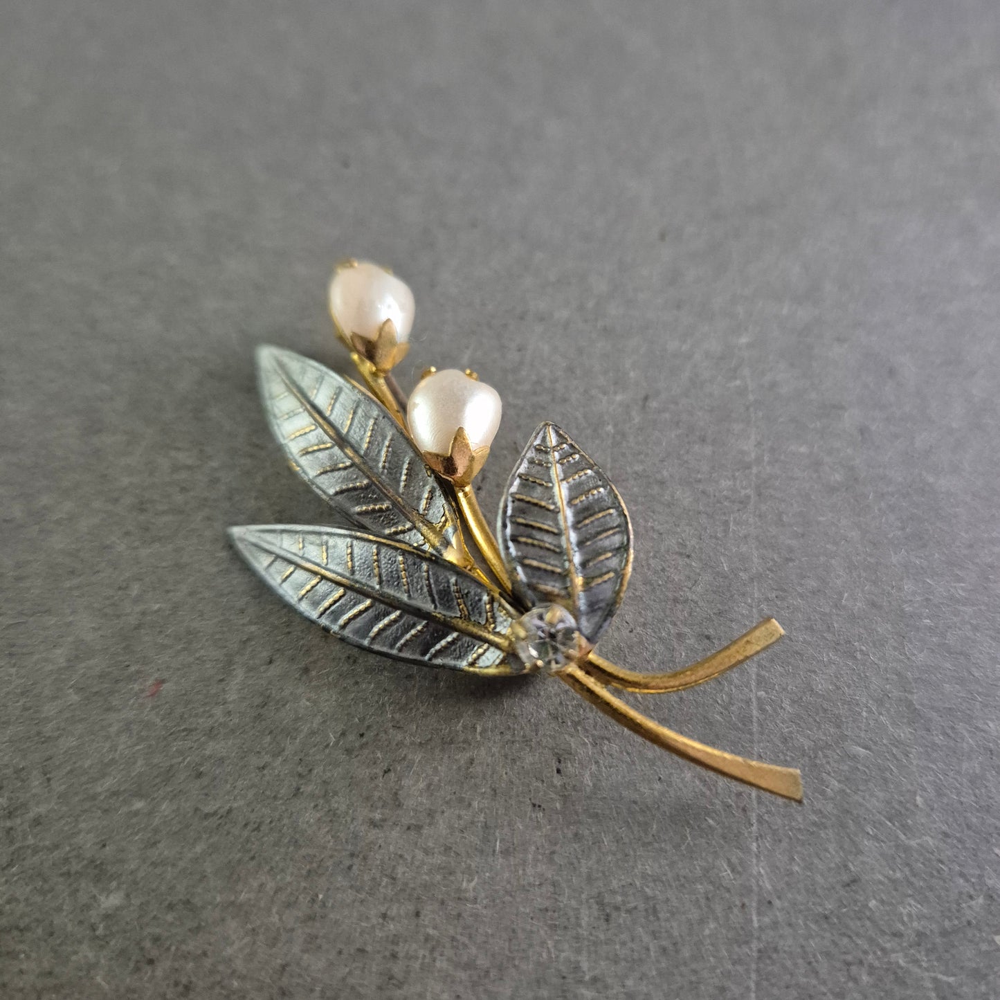 Elegante Brosche mit Blättermotiv und Perlen – Vintage-Floralschmuck