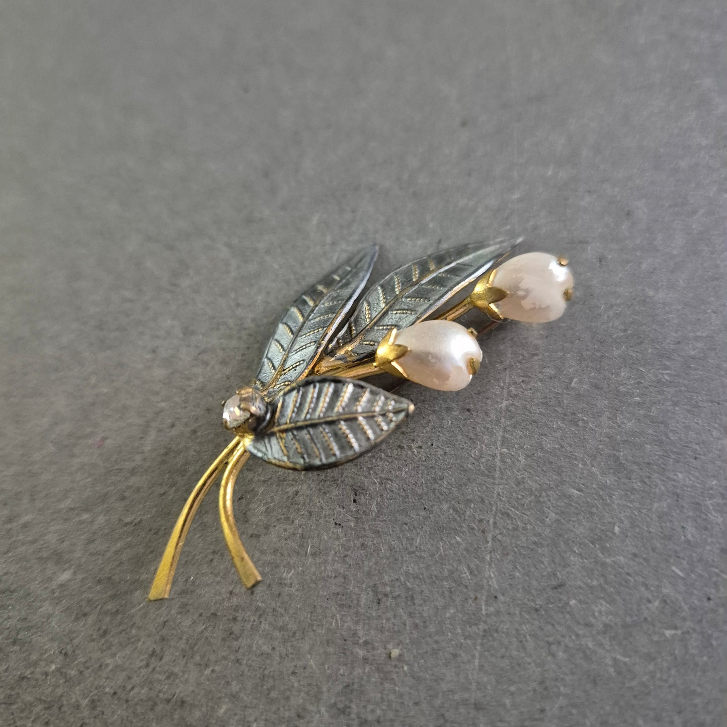 Elegante Brosche mit Blättermotiv und Perlen – Vintage-Floralschmuck