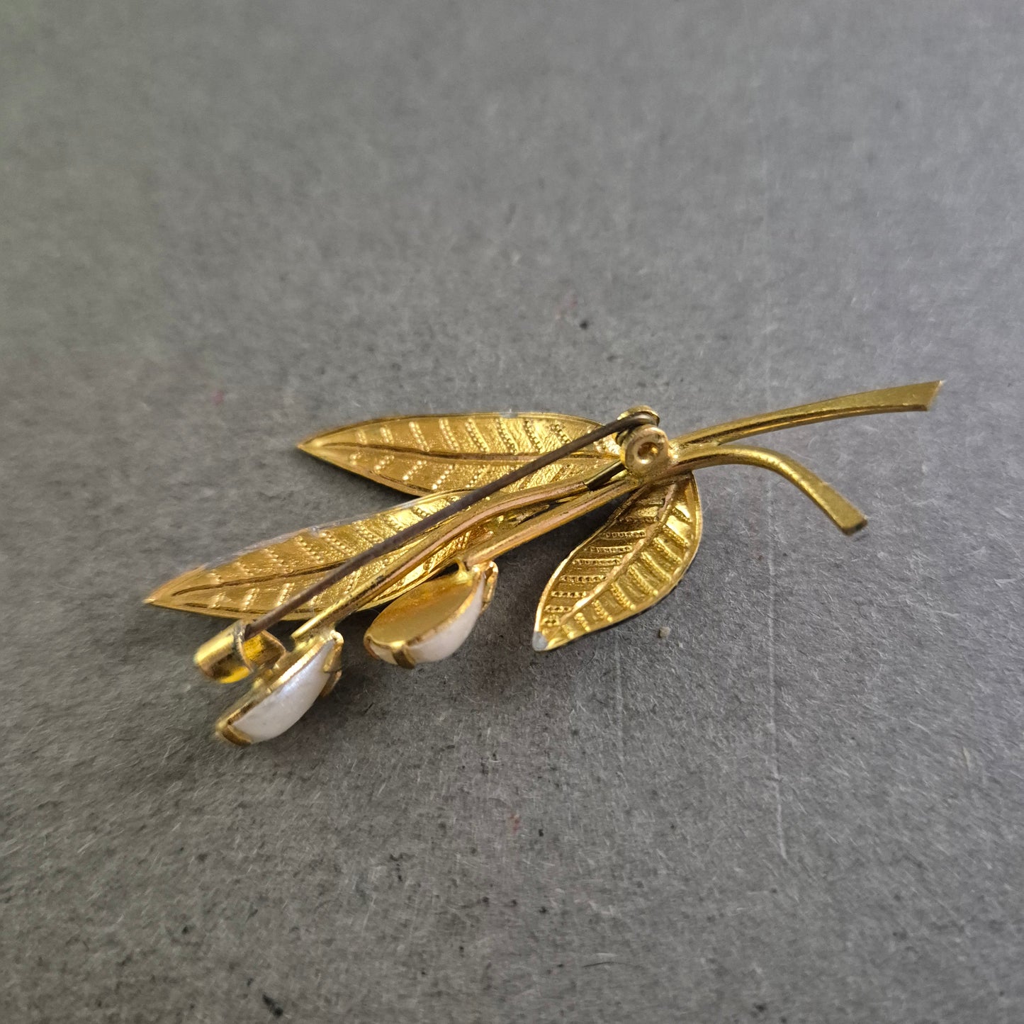 Elegante Brosche mit Blättermotiv und Perlen – Vintage-Floralschmuck