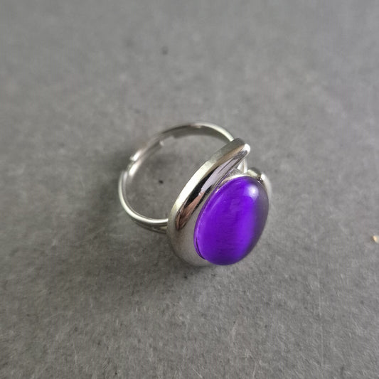 Moderner Ring mit violettem Cabochon – Schlicht & Farbstark
