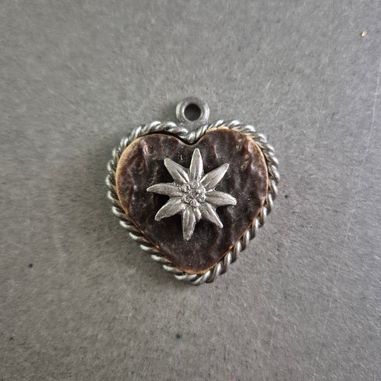 Herzförmiger Trachtenanhänger mit Edelweiß – Alpenromantik pur