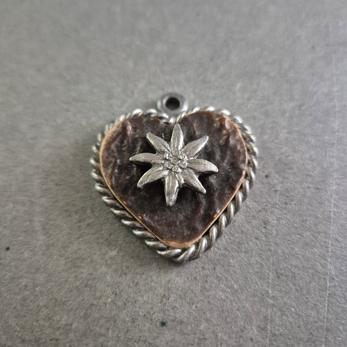 Herzförmiger Trachtenanhänger mit Edelweiß – Alpenromantik pur