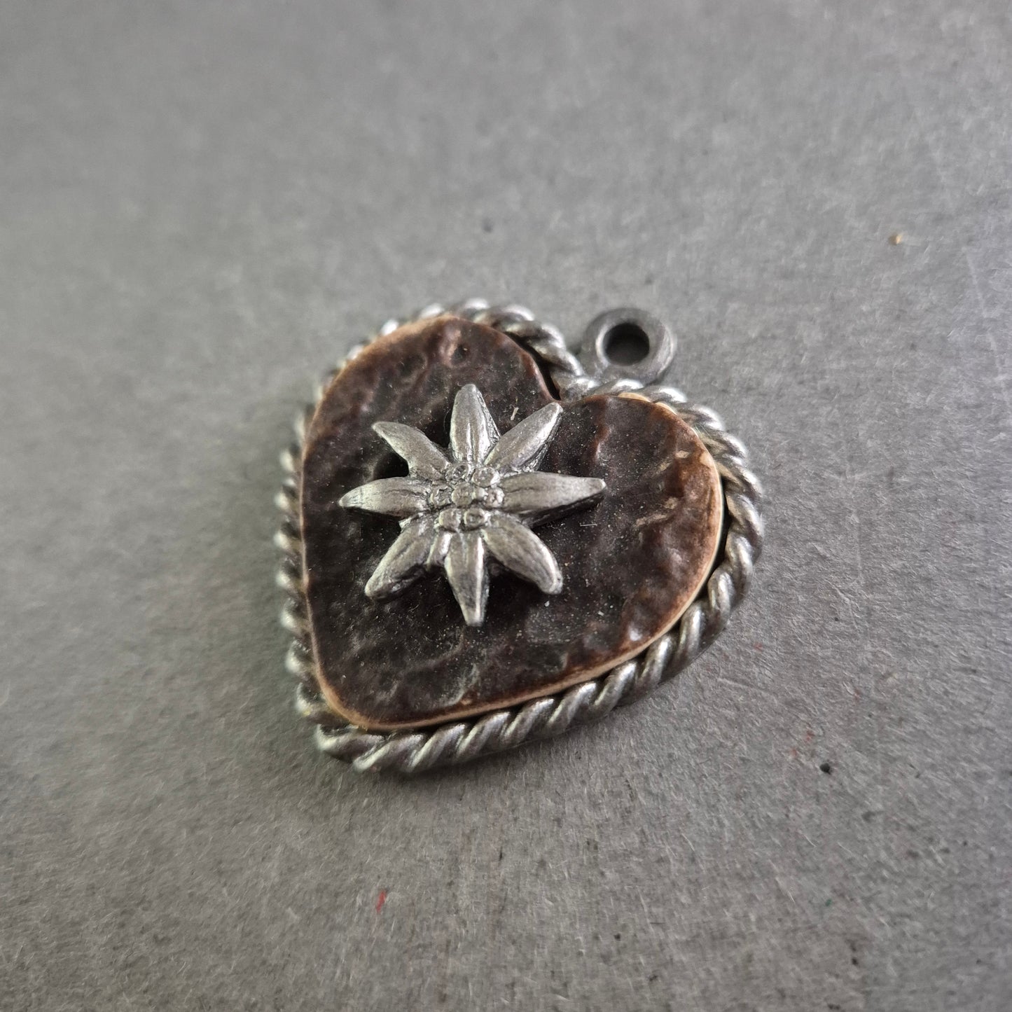 Herzförmiger Trachtenanhänger mit Edelweiß – Alpenromantik pur