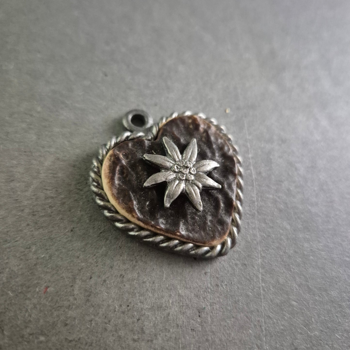 Herzförmiger Trachtenanhänger mit Edelweiß – Alpenromantik pur