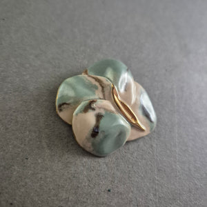 Handgefertigte Keramikbrosche – Blumendesign in Pastelltönen