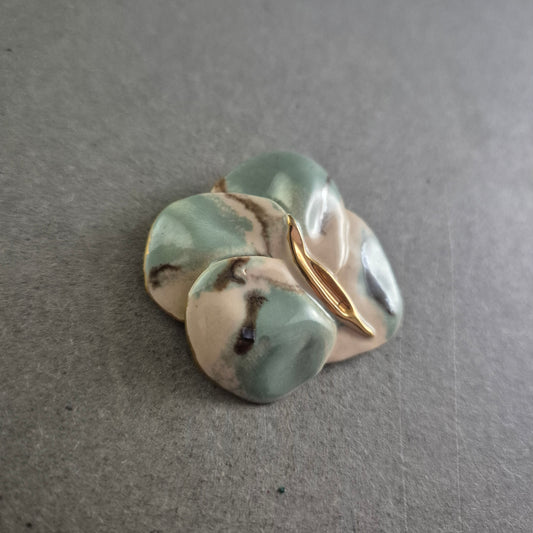 Handgefertigte Keramikbrosche – Blumendesign in Pastelltönen