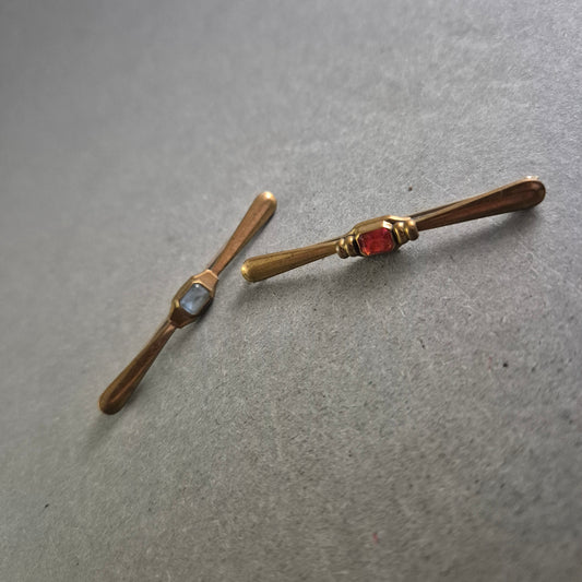 Vintage Broschennadel-Set mit roten und blauen Schmucksteinen