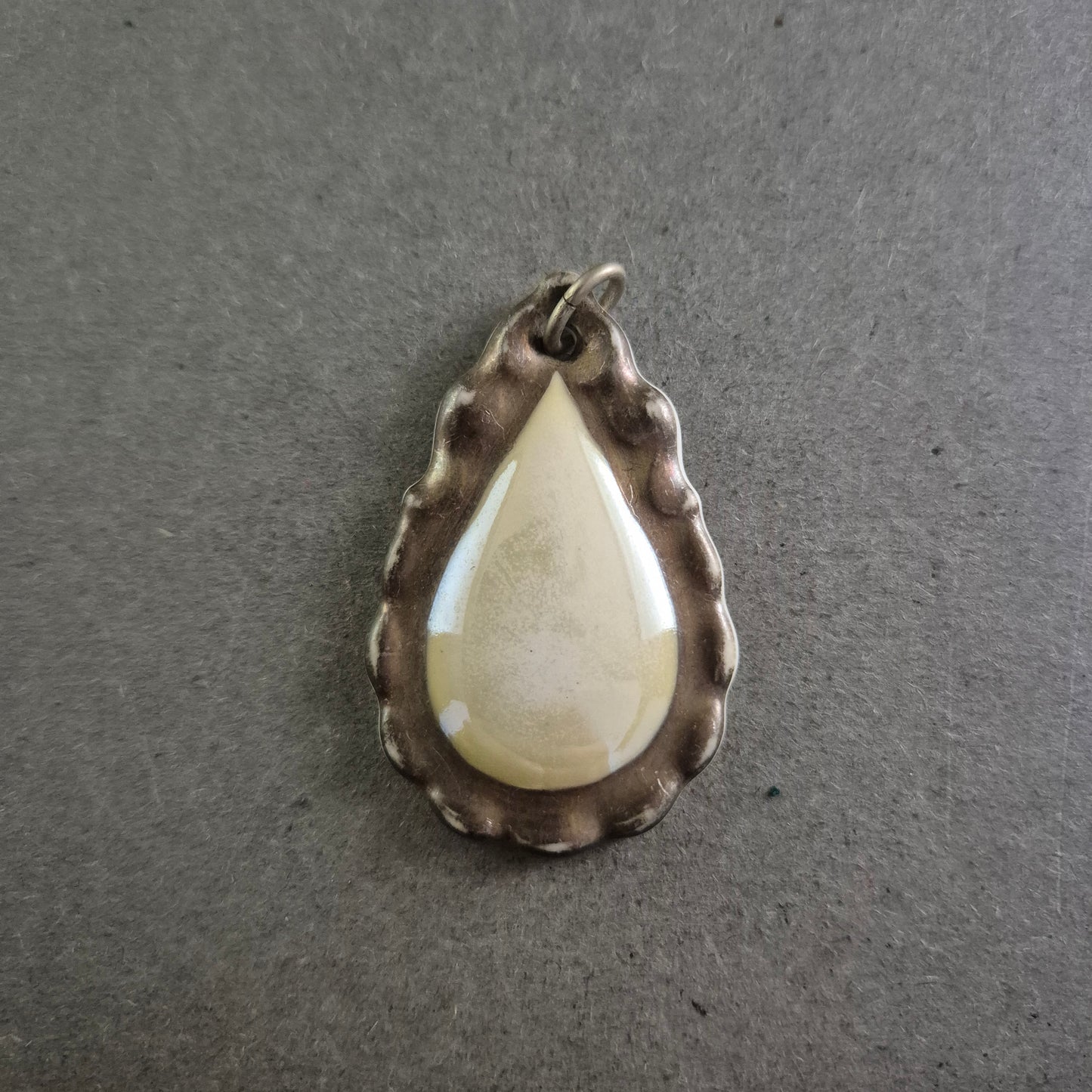 Vintage Porzellan-Anhänger von Johann Seltmann – Tropfenform im Antik-Stil