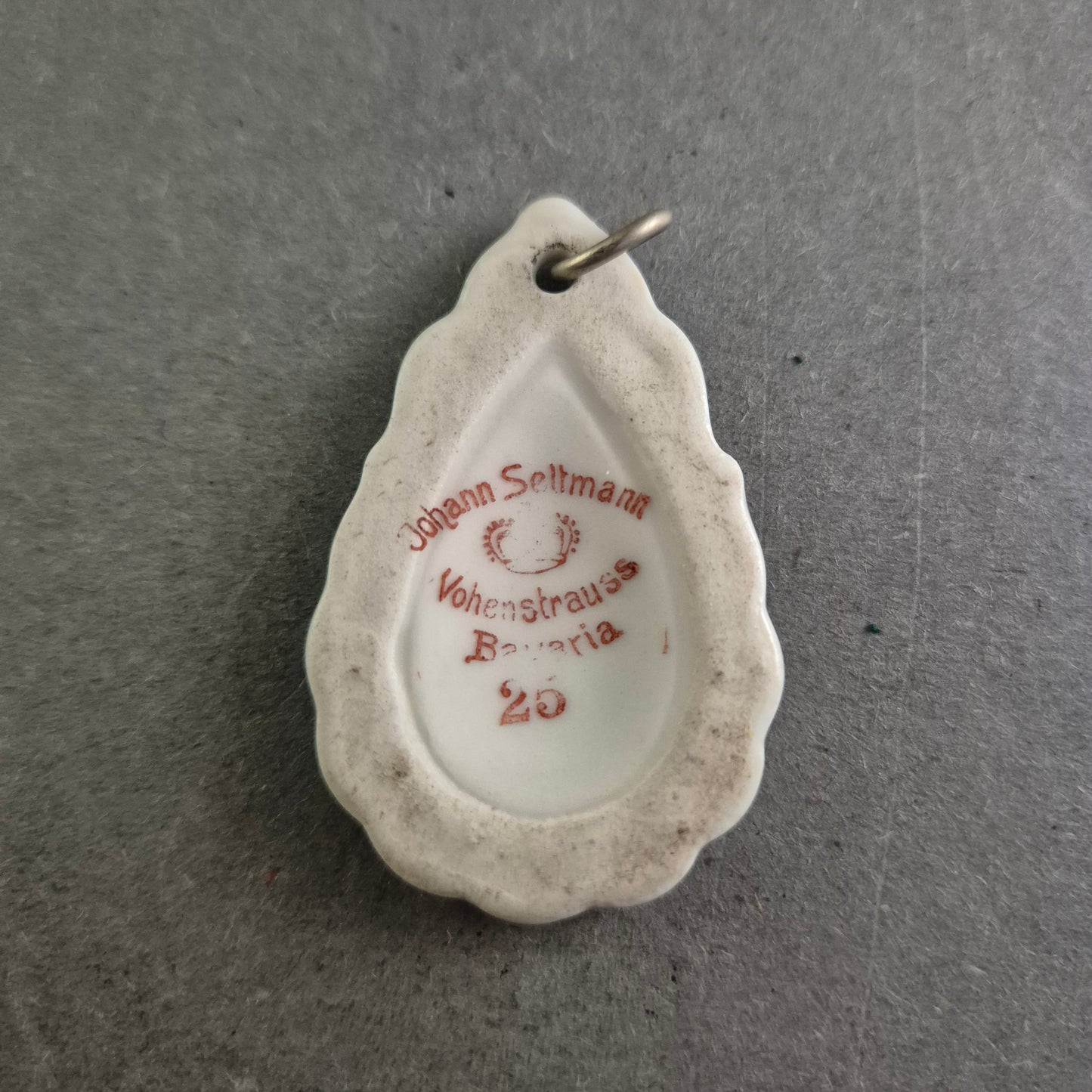 Vintage Porzellan-Anhänger von Johann Seltmann – Tropfenform im Antik-Stil