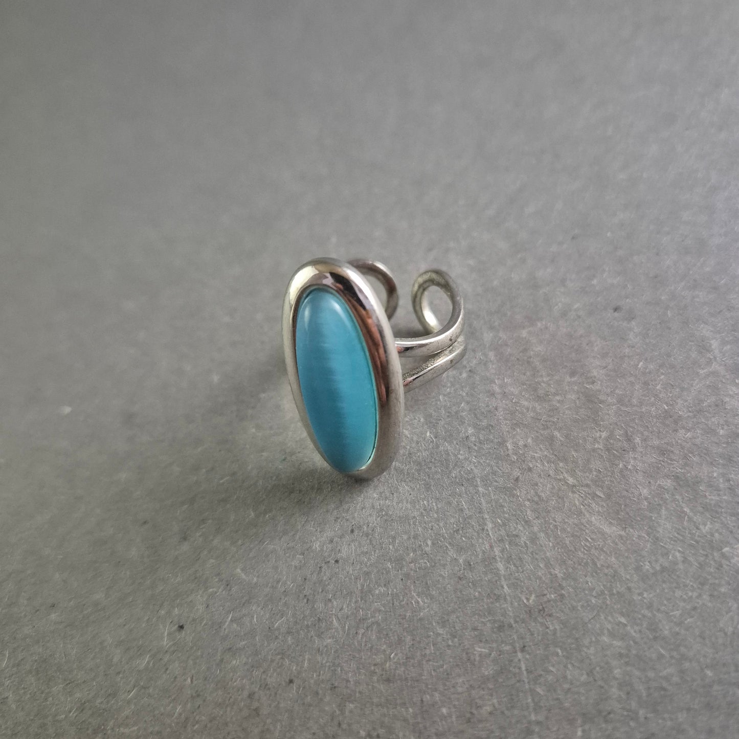Eleganter Ring mit schimmerndem hellblauen Cabochon – Modern & Stilvoll
