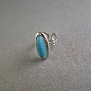Eleganter Ring mit schimmerndem hellblauen Cabochon – Modern & Stilvoll