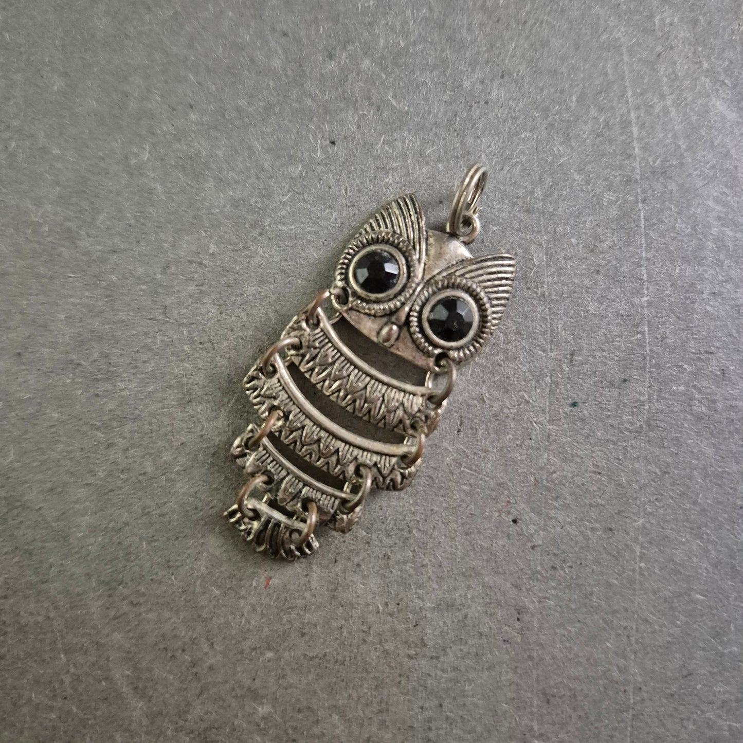 Vintage Eulen-Anhänger mit beweglichen Gliedern – Charme aus vergangener Zeit