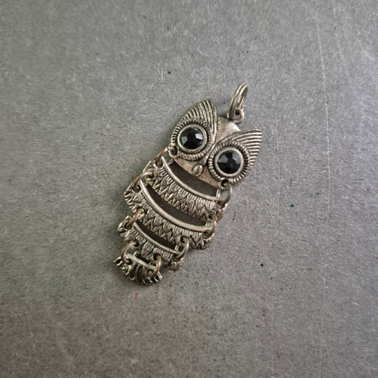 Vintage Eulen-Anhänger mit beweglichen Gliedern – Charme aus vergangener Zeit