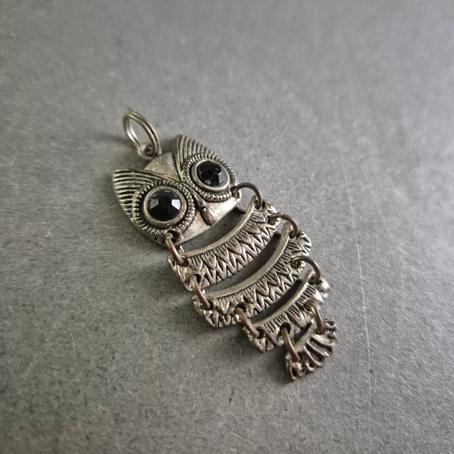 Vintage Eulen-Anhänger mit beweglichen Gliedern – Charme aus vergangener Zeit