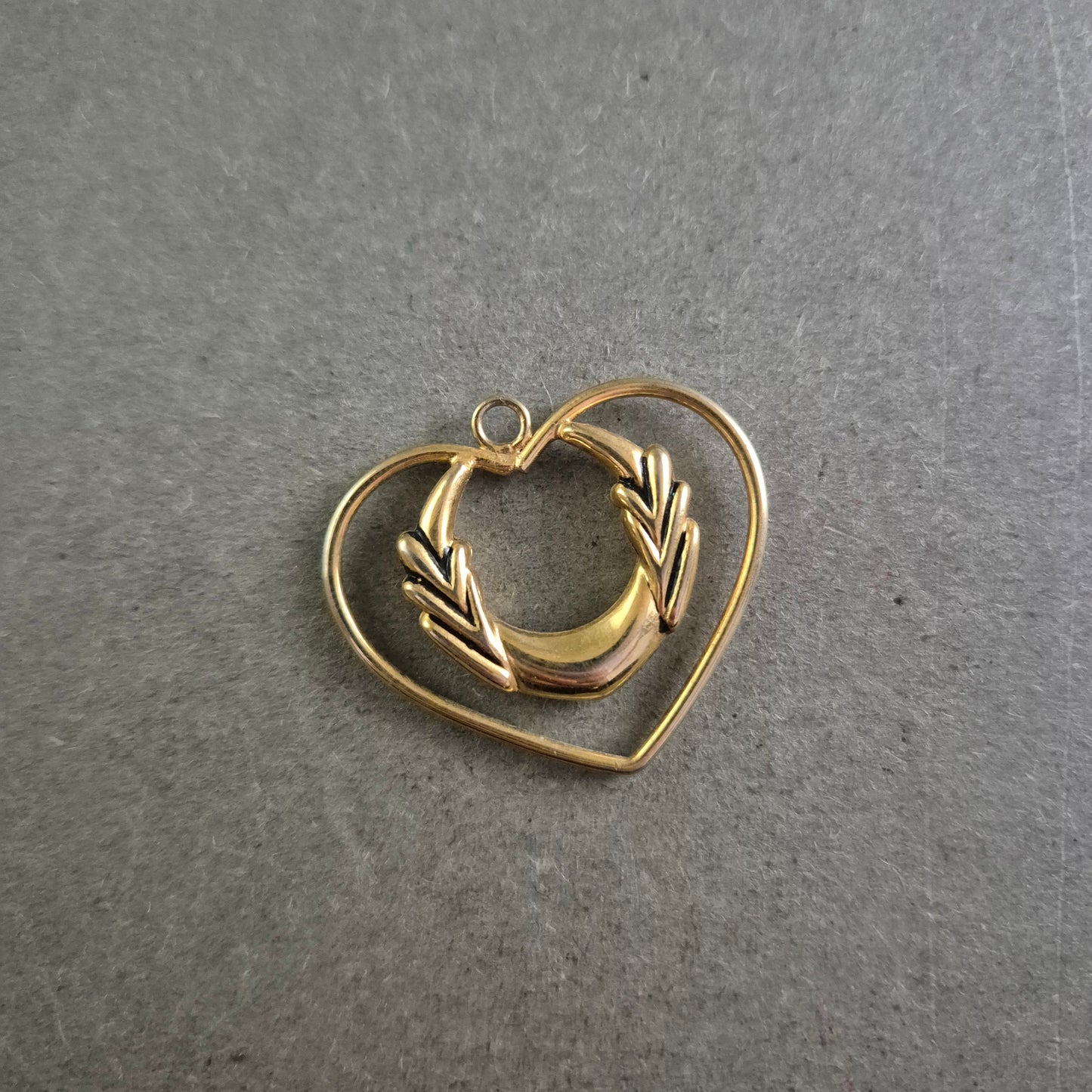 Vintage Herz-Anhänger mit Lorbeerkranz – Symbol für Liebe und Ehre