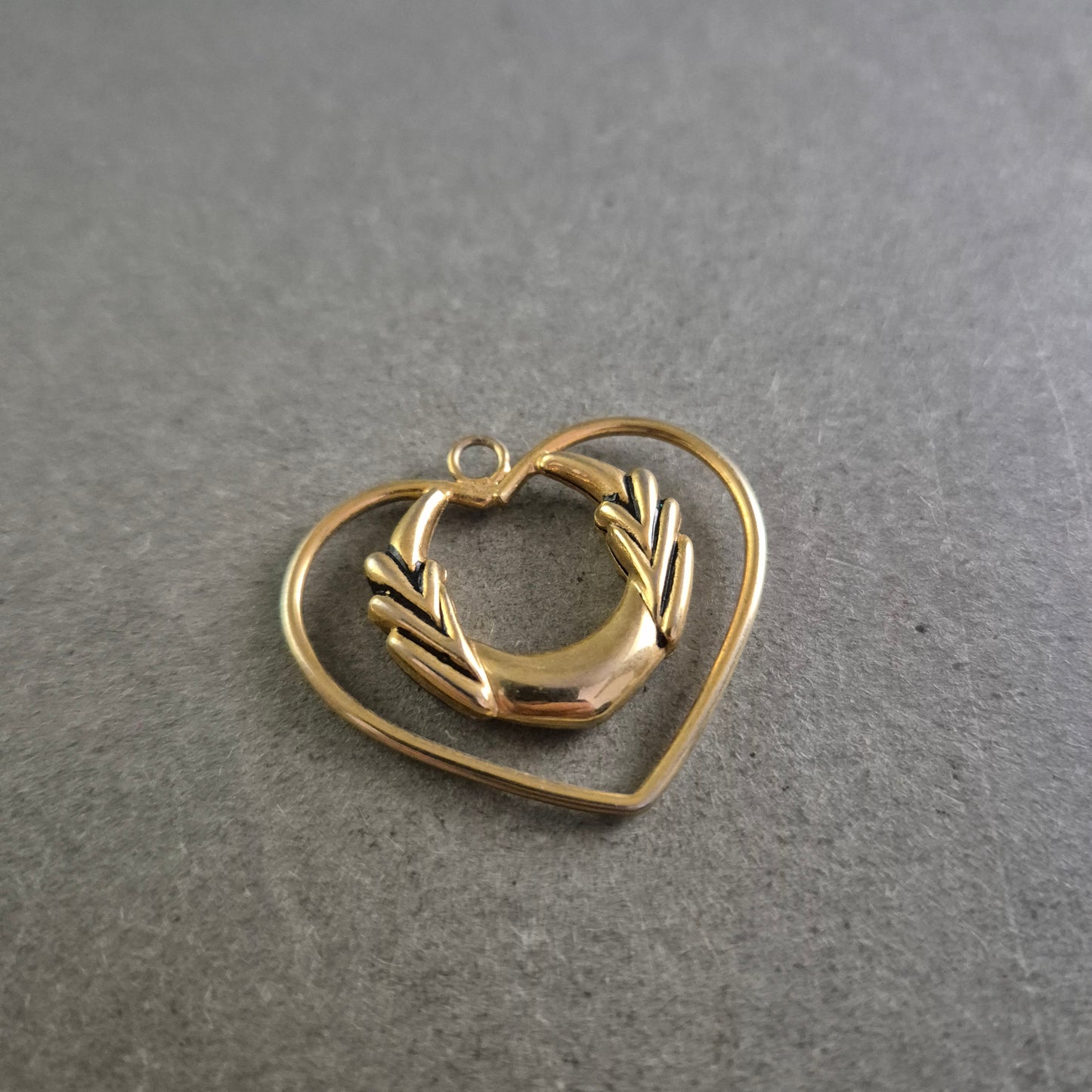 Vintage Herz-Anhänger mit Lorbeerkranz – Symbol für Liebe und Ehre