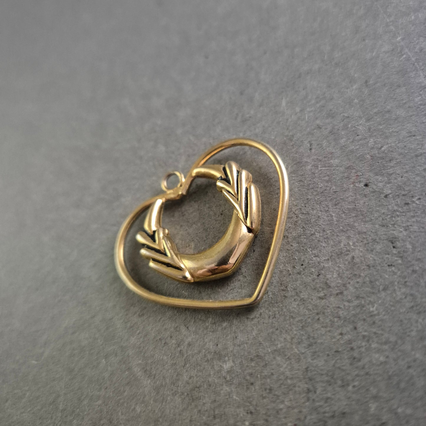 Vintage Herz-Anhänger mit Lorbeerkranz – Symbol für Liebe und Ehre