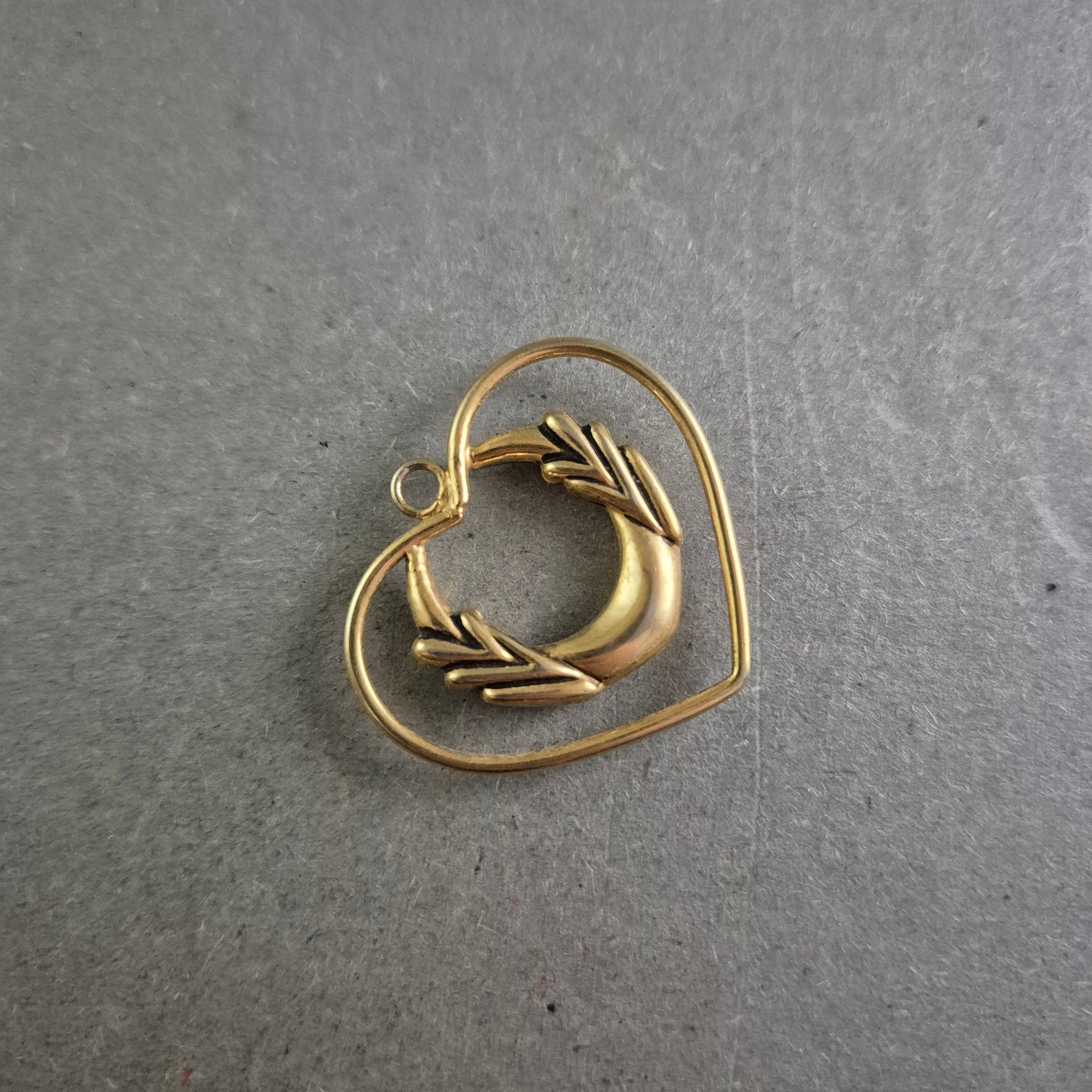 Vintage Herz-Anhänger mit Lorbeerkranz – Symbol für Liebe und Ehre