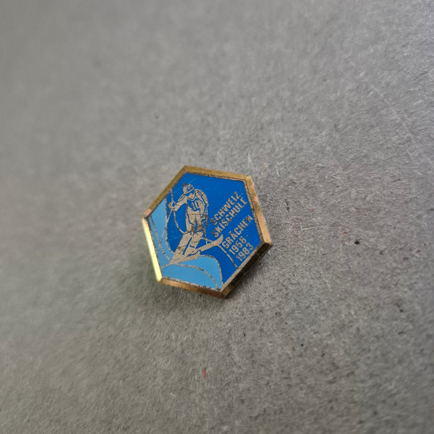 Vintage Anstecknadel – Schweiz. Skischule Grächen 1958–1983