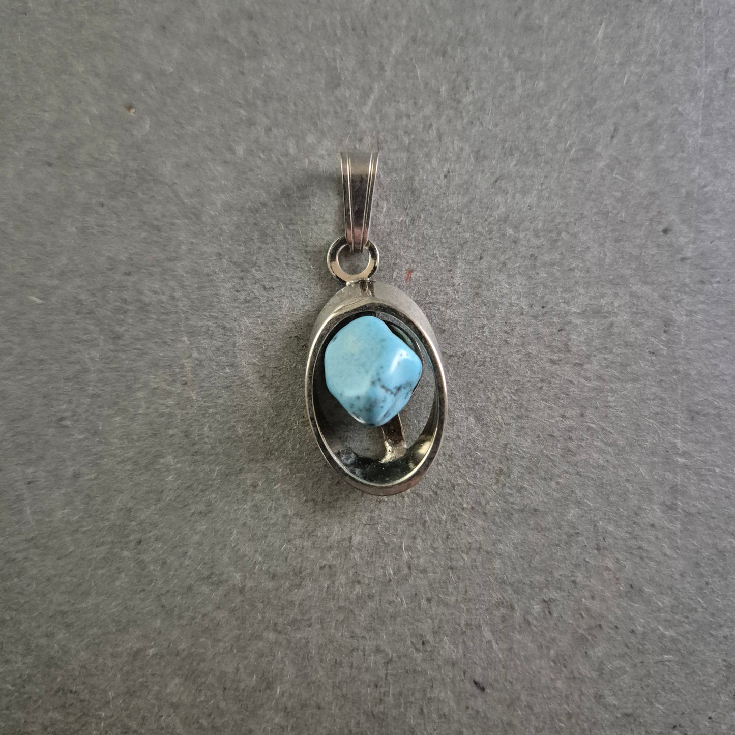 Ovaler Anhänger mit Türkis-Stein – Vintage-Stil in Silberoptik