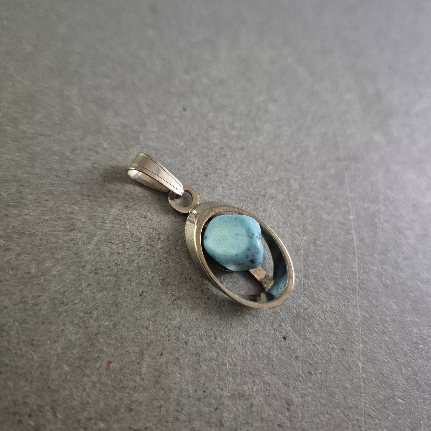 Ovaler Anhänger mit Türkis-Stein – Vintage-Stil in Silberoptik