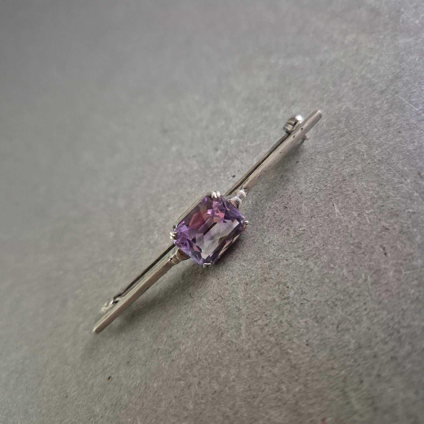 Elegante Vintage-Brosche mit Amethyst – Zeitloser Klassiker