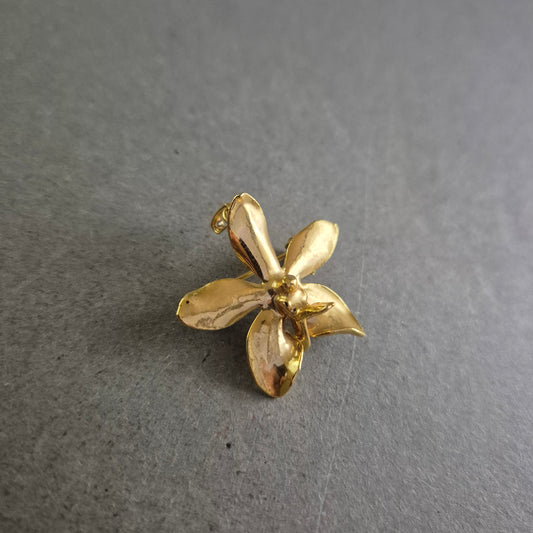 Vergoldete Brosche in Blumenform – Glänzender Vintage-Charme