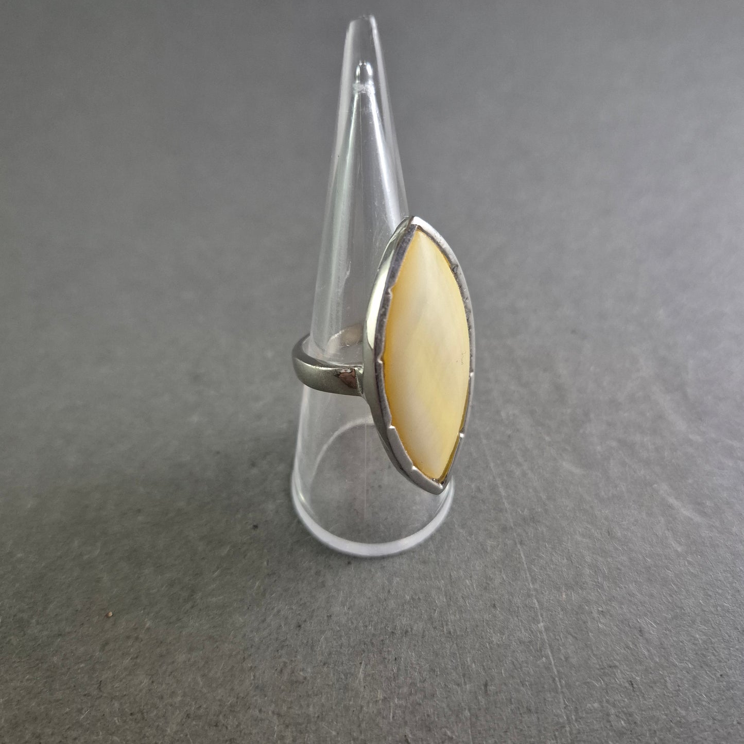 Auffälliger Damenring mit gelbem Kunststein in Marquiseform
