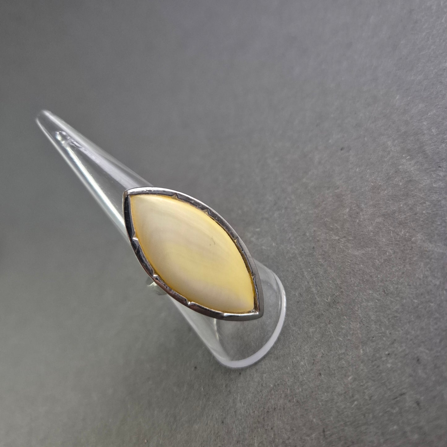 Auffälliger Damenring mit gelbem Kunststein in Marquiseform