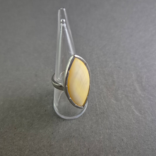 Auffälliger Damenring mit gelbem Kunststein in Marquiseform