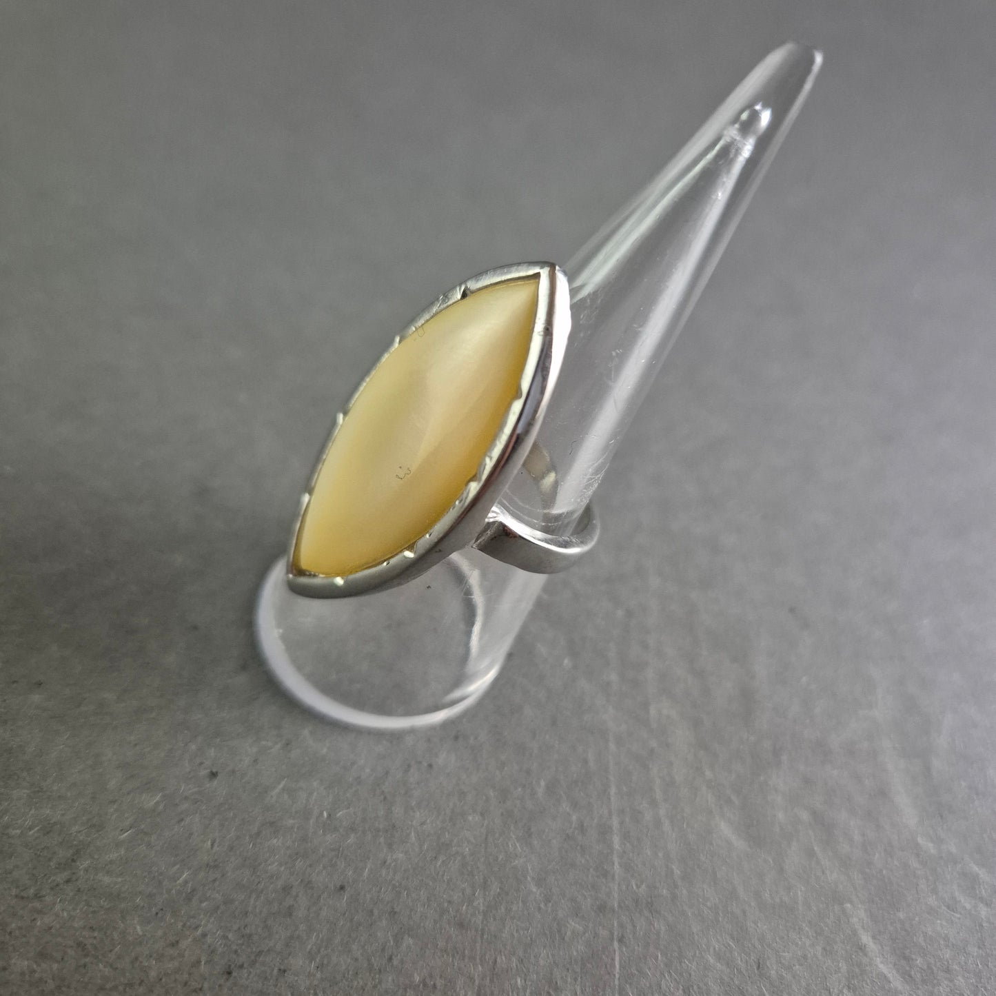 Auffälliger Damenring mit gelbem Kunststein in Marquiseform