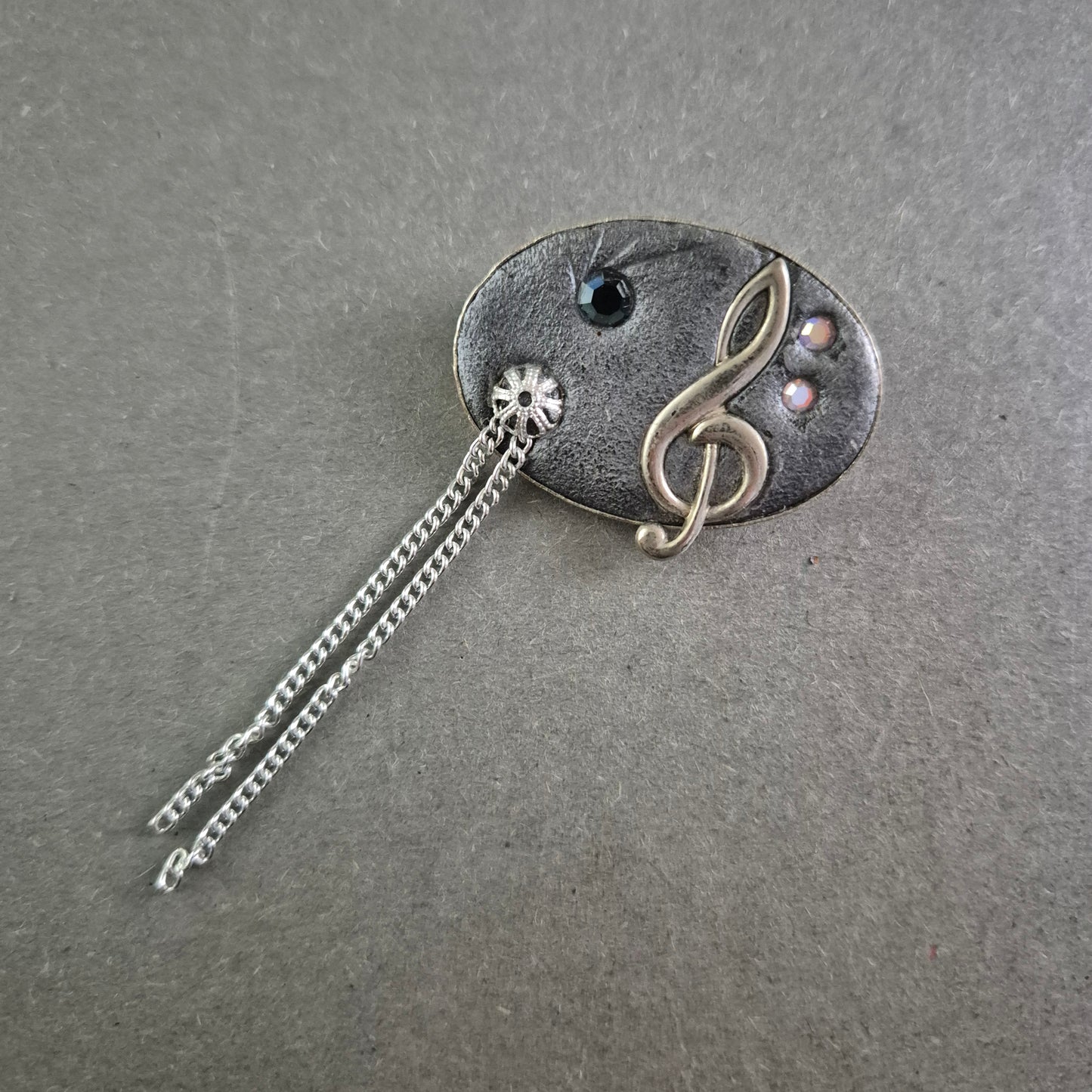 Musikalische Brosche mit Notenschlüssel – Vintage-Look mit Strassdetails