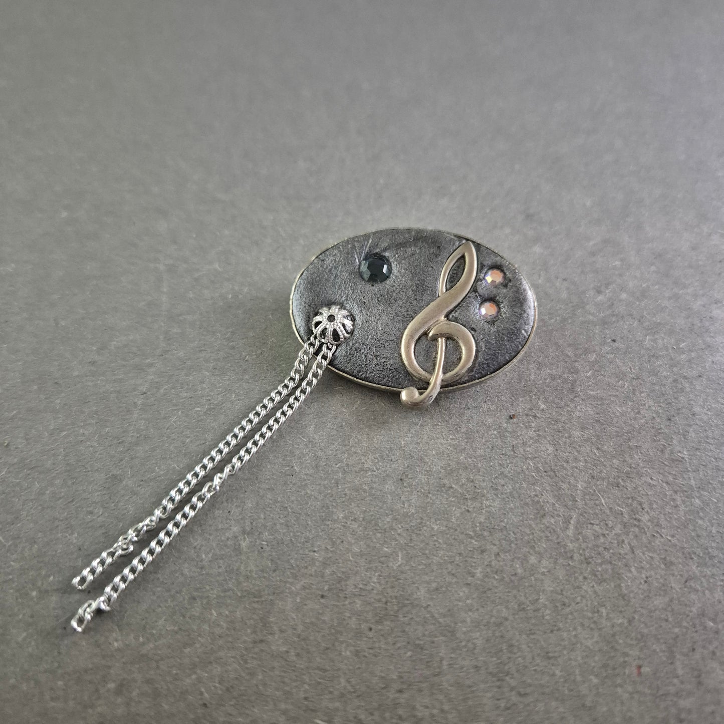 Musikalische Brosche mit Notenschlüssel – Vintage-Look mit Strassdetails