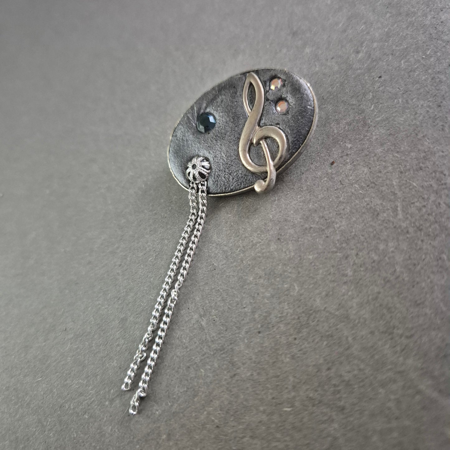 Musikalische Brosche mit Notenschlüssel – Vintage-Look mit Strassdetails