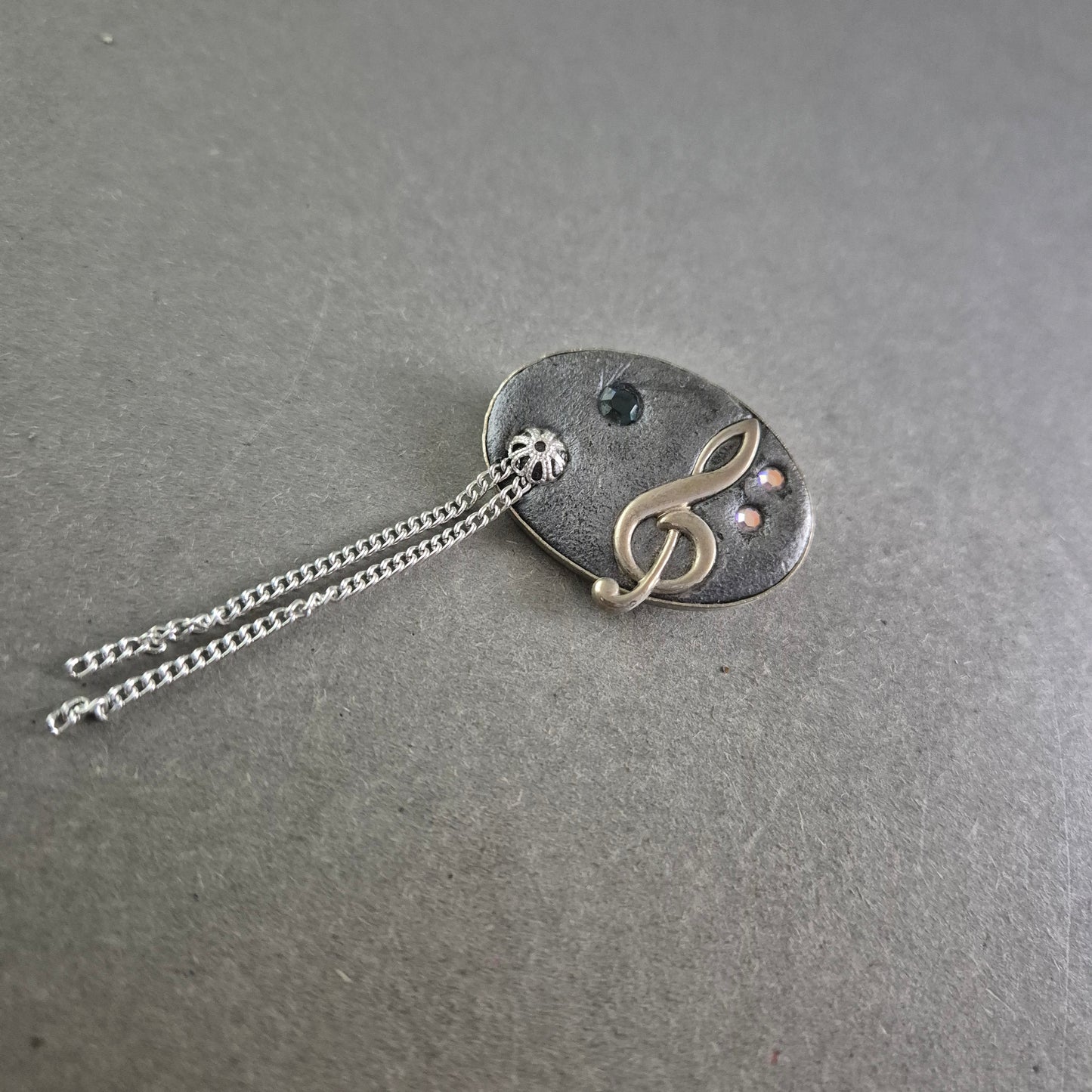 Musikalische Brosche mit Notenschlüssel – Vintage-Look mit Strassdetails