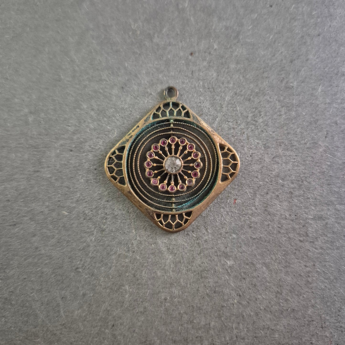 Orientalischer Anhänger mit Blütenmotiv – Beidseitig verziert