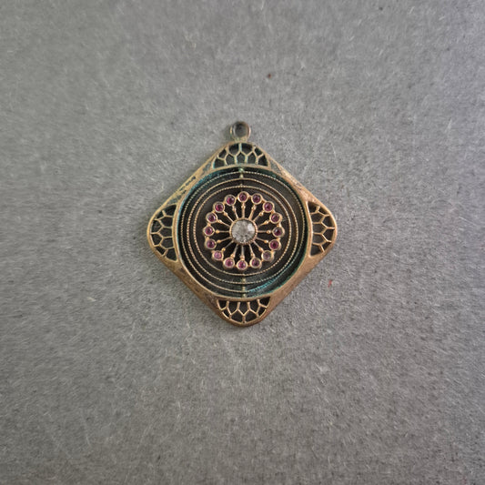 Orientalischer Anhänger mit Blütenmotiv – Beidseitig verziert