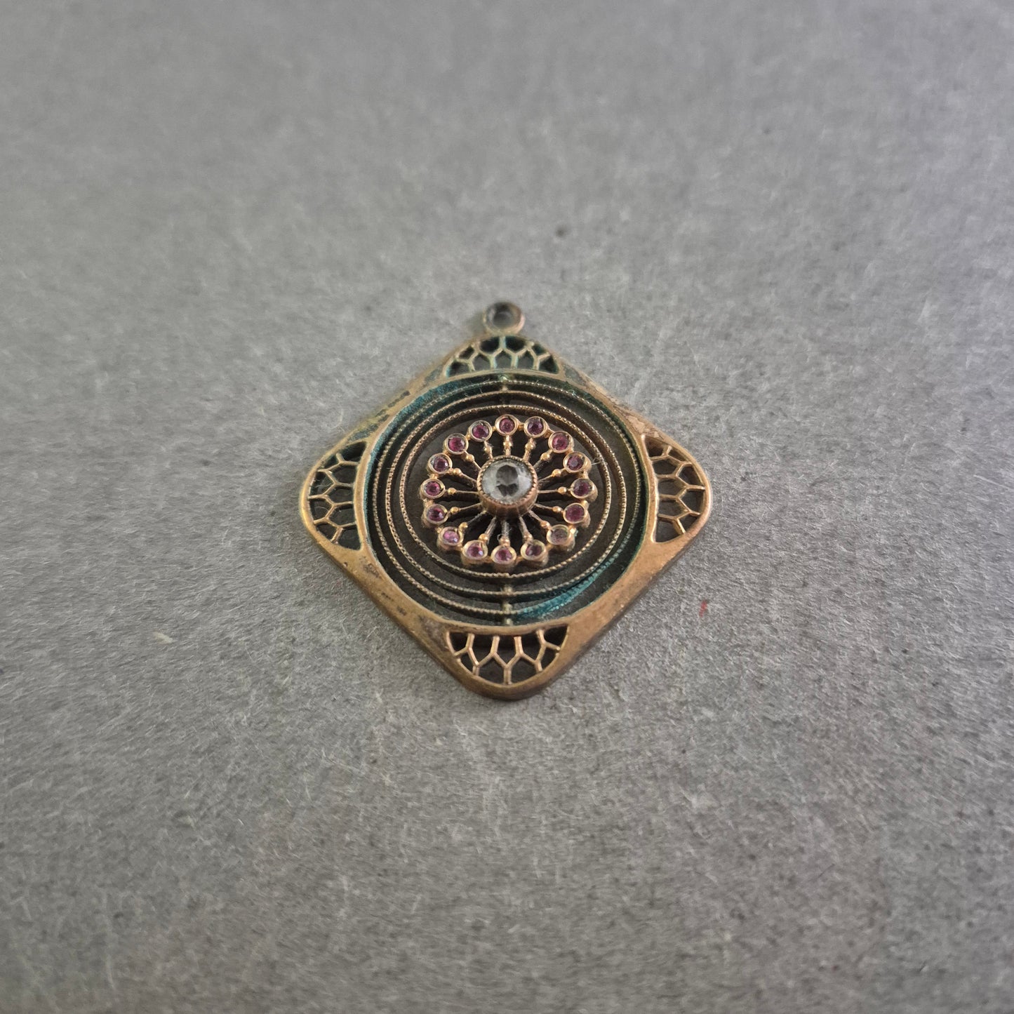 Orientalischer Anhänger mit Blütenmotiv – Beidseitig verziert