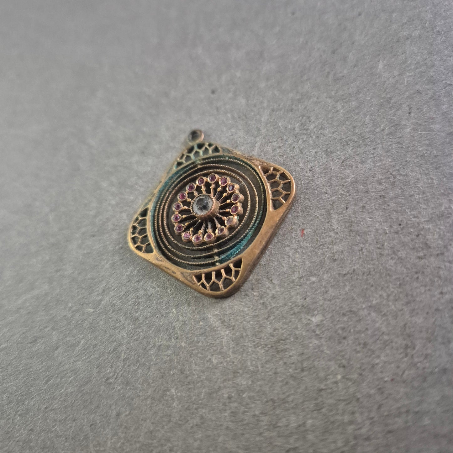 Orientalischer Anhänger mit Blütenmotiv – Beidseitig verziert