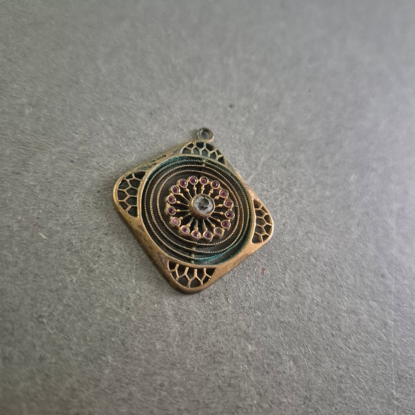 Orientalischer Anhänger mit Blütenmotiv – Beidseitig verziert