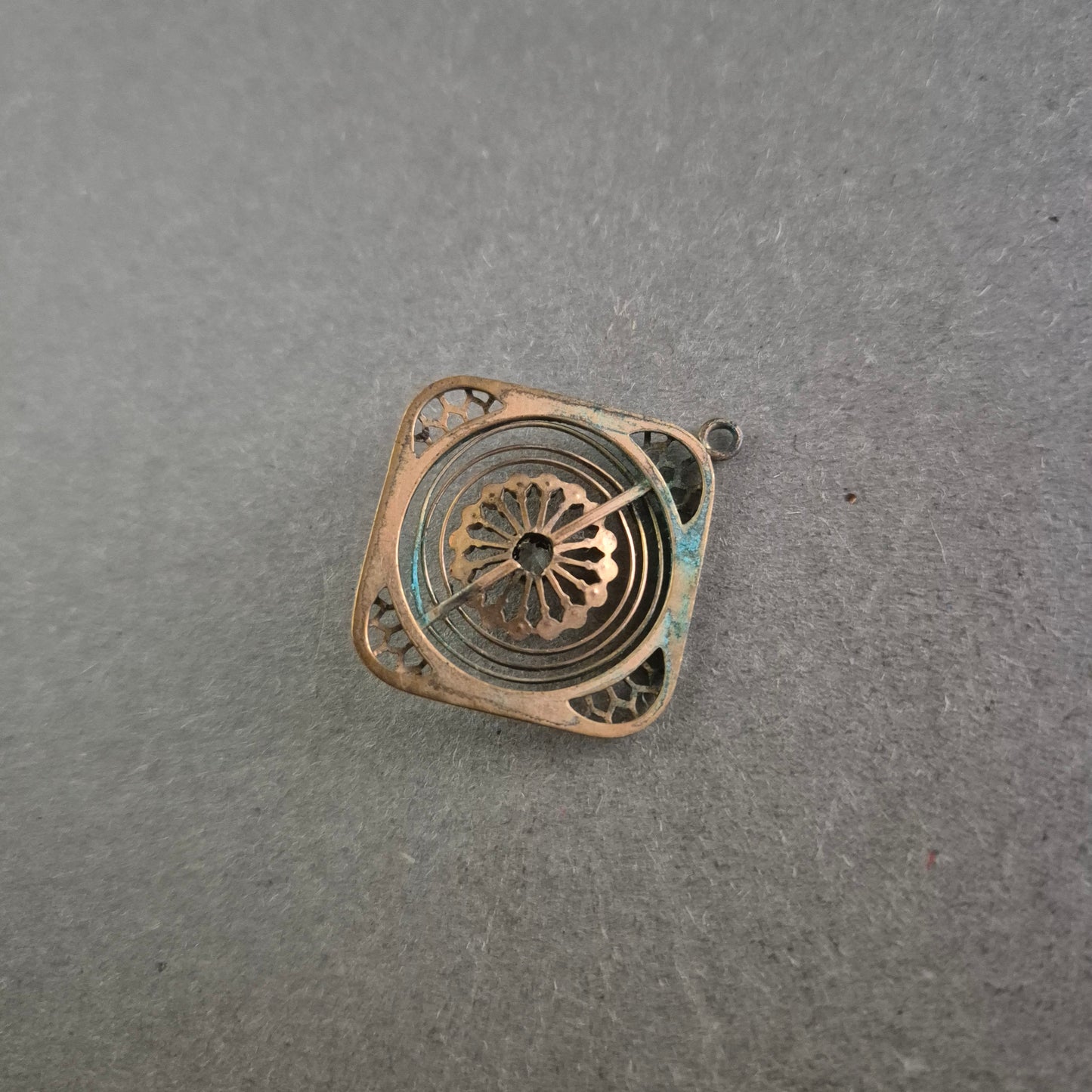 Orientalischer Anhänger mit Blütenmotiv – Beidseitig verziert