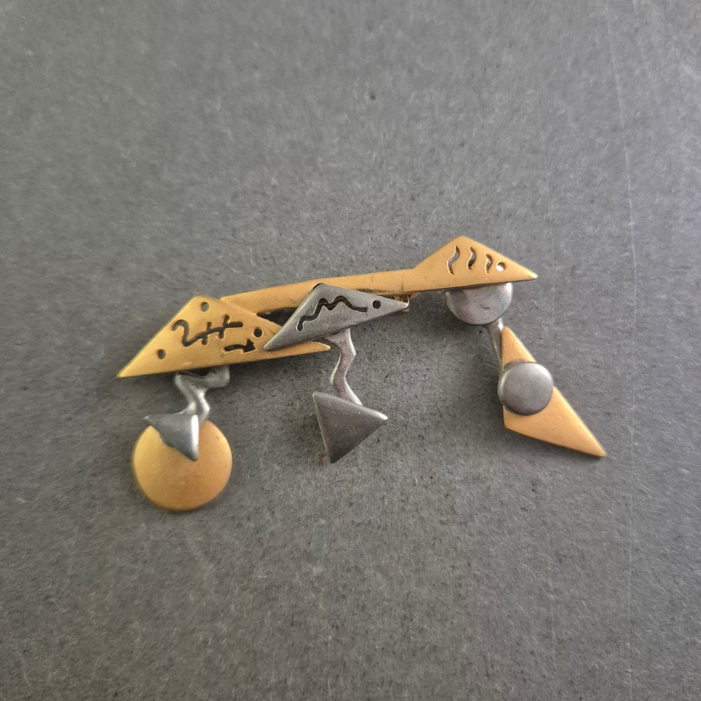 Ausgefallene Art-Deko Brosche mit geometrischen Anhängern