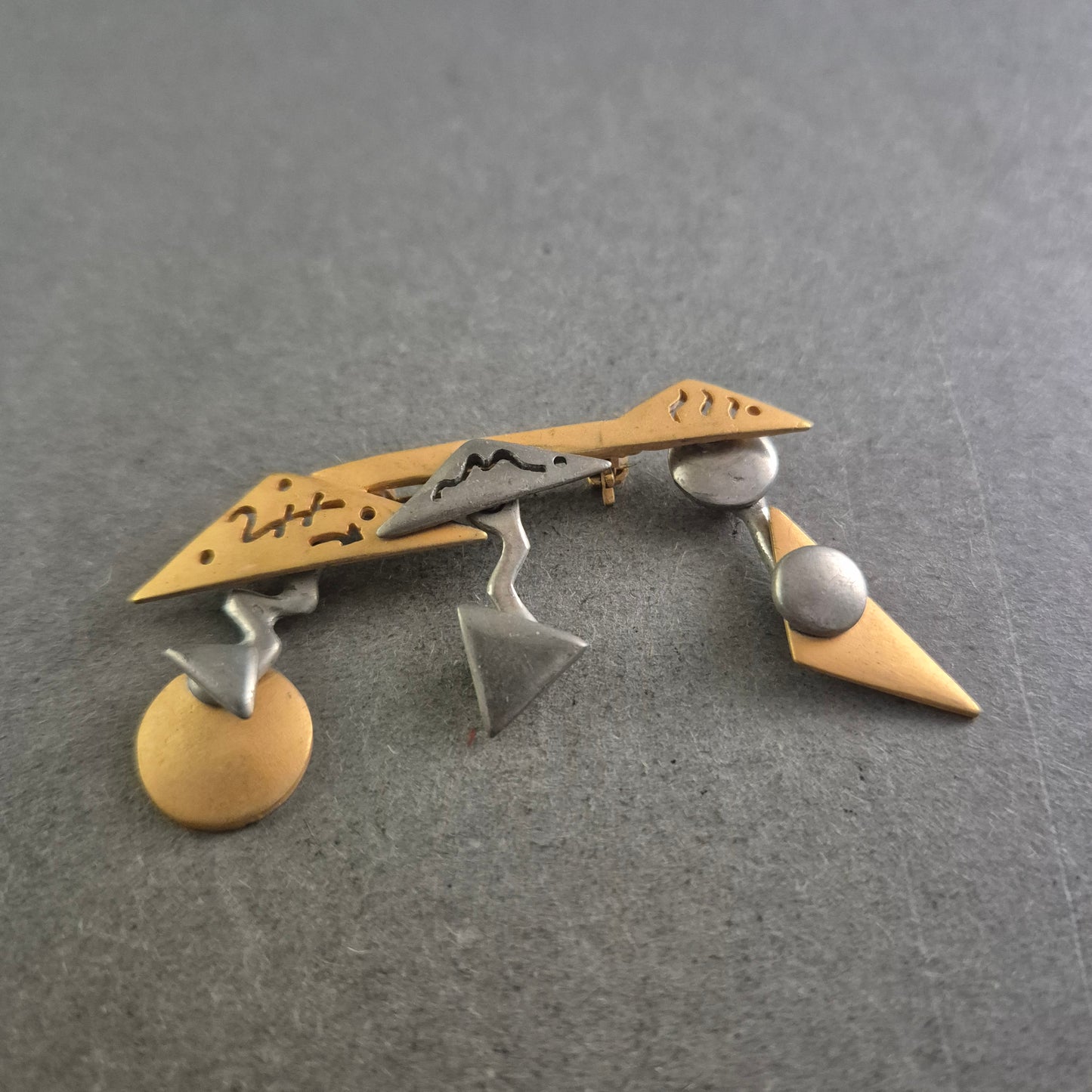 Ausgefallene Art-Deko Brosche mit geometrischen Anhängern