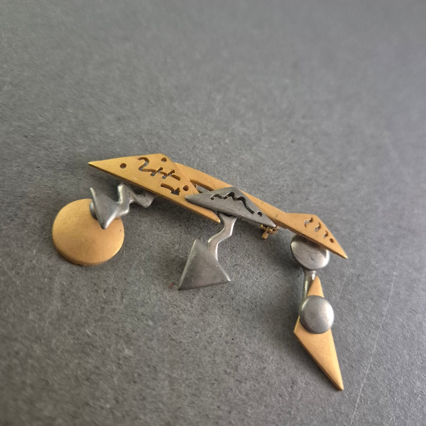 Ausgefallene Art-Deko Brosche mit geometrischen Anhängern