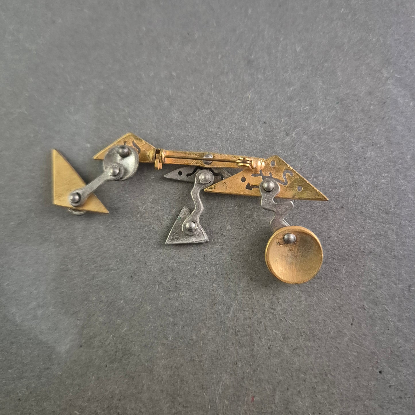 Ausgefallene Art-Deko Brosche mit geometrischen Anhängern