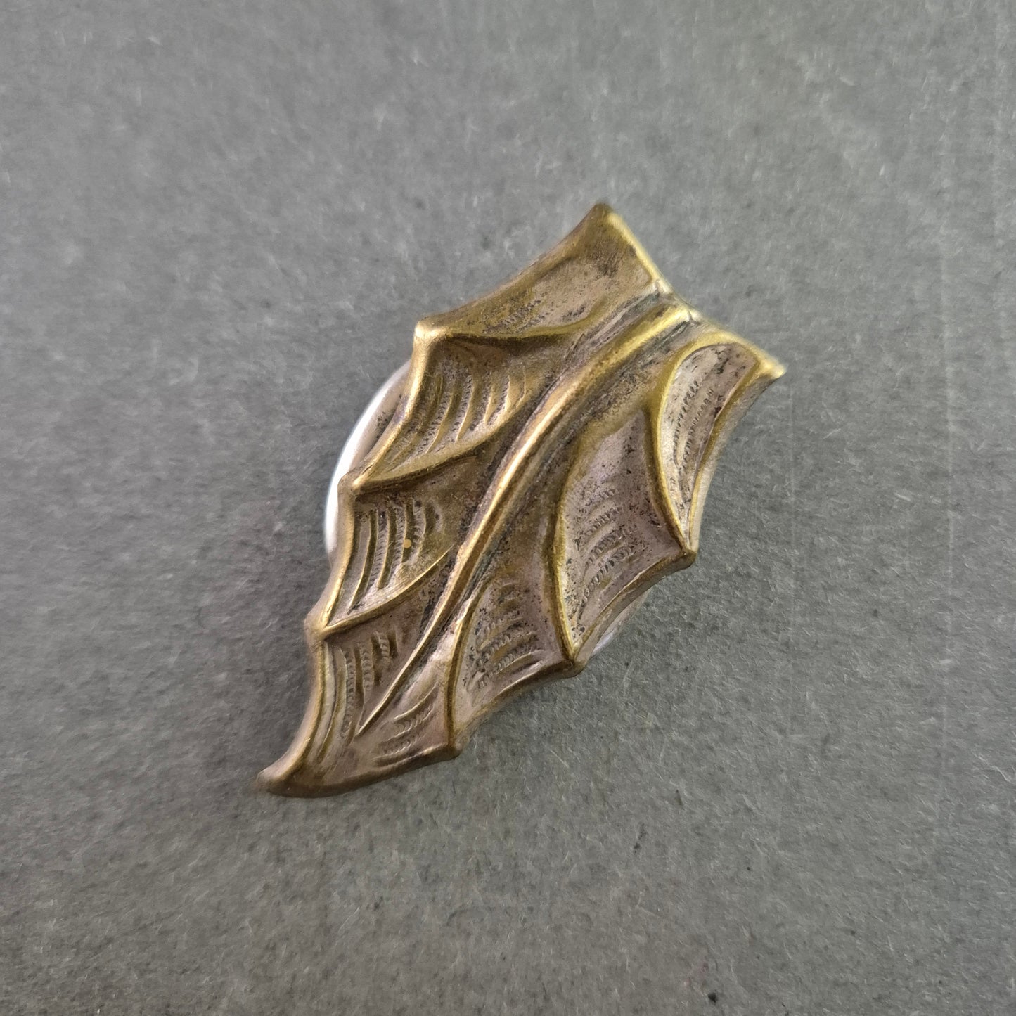 Antiker D.R.G.M. Taschenhalter – Blattförmiges Design in Messingoptik