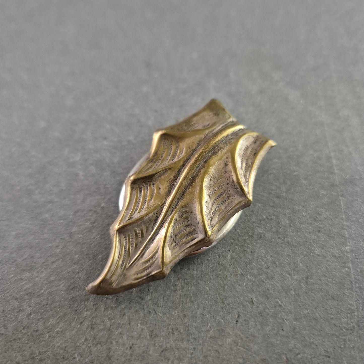 Antiker D.R.G.M. Taschenhalter – Blattförmiges Design in Messingoptik