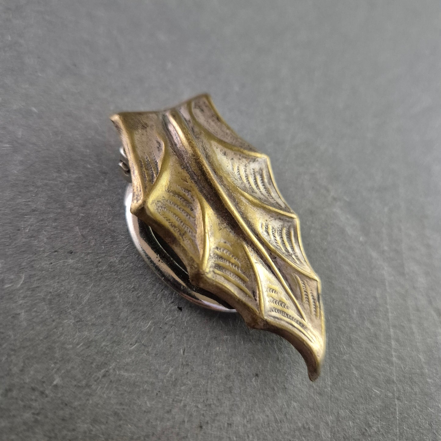 Antiker D.R.G.M. Taschenhalter – Blattförmiges Design in Messingoptik